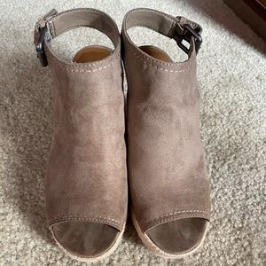 Universal Thread gray wedges